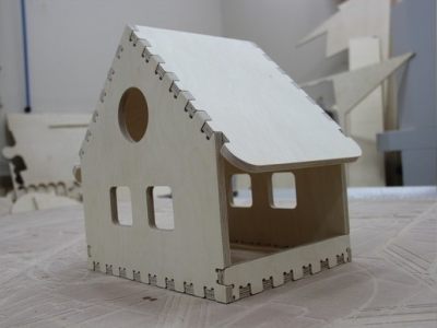 Кормушка для птиц из фанеры